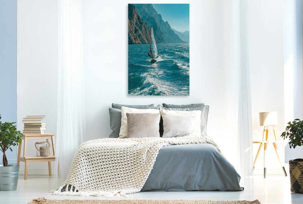 Premium Textil-Leinwand Torbole – Windsurfen auf dem türkisfarbenen Gardasee
