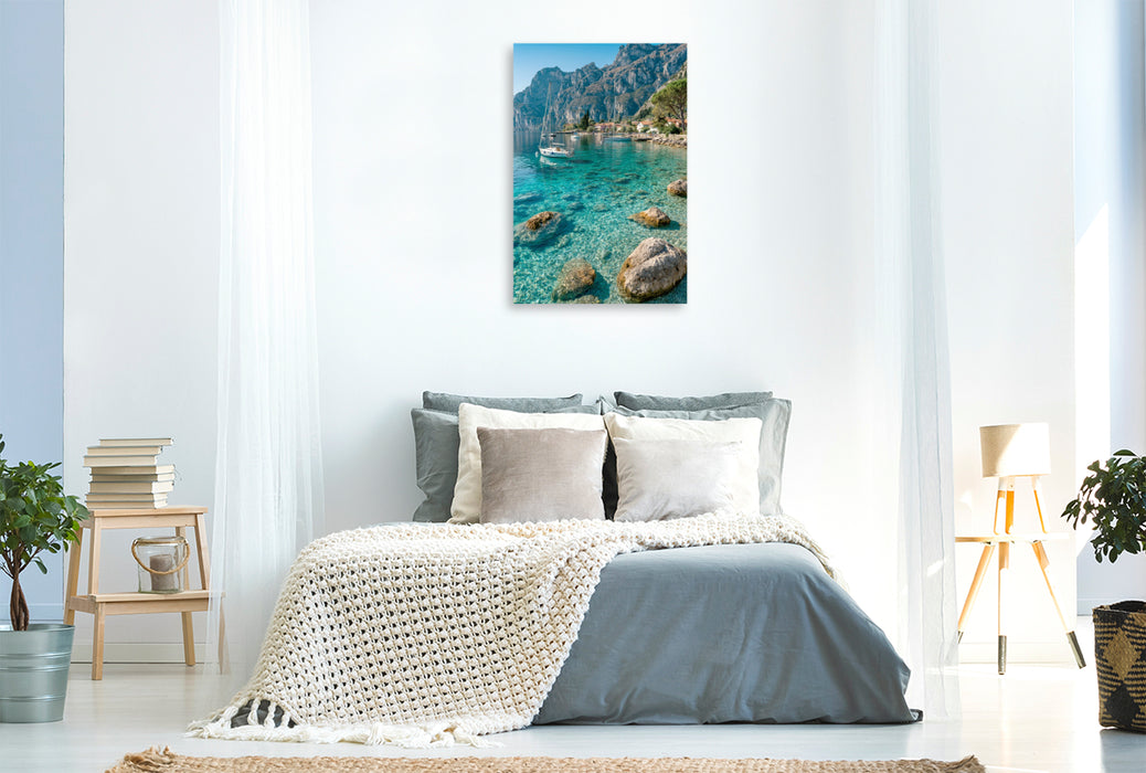 Premium Textil-Leinwand Torbole – Türkisblaues Wasser und alpine Freiheit