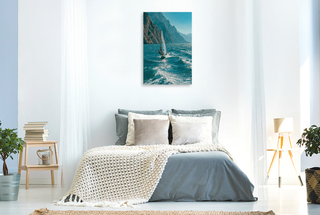 Premium Textil-Leinwand Torbole – Windsurfen auf dem türkisfarbenen Gardasee