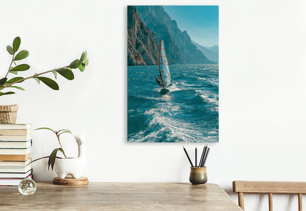 Premium Textil-Leinwand Torbole – Windsurfen auf dem türkisfarbenen Gardasee