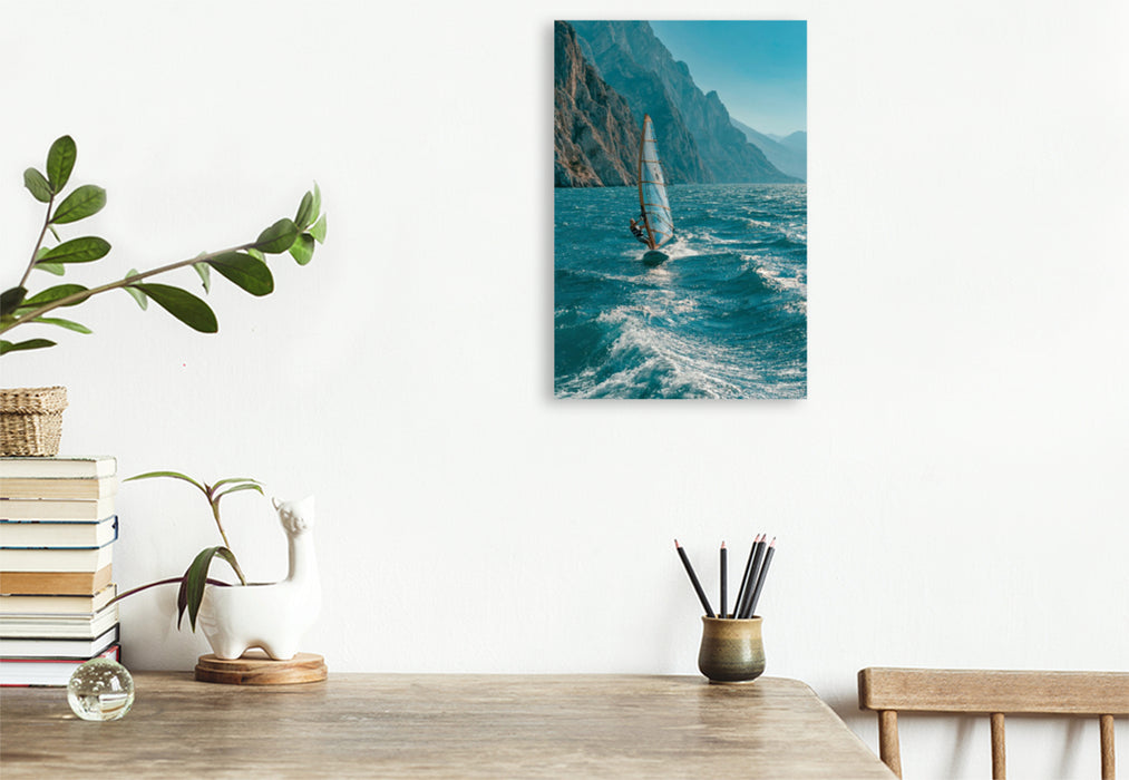 Premium Textil-Leinwand Torbole – Windsurfen auf dem türkisfarbenen Gardasee