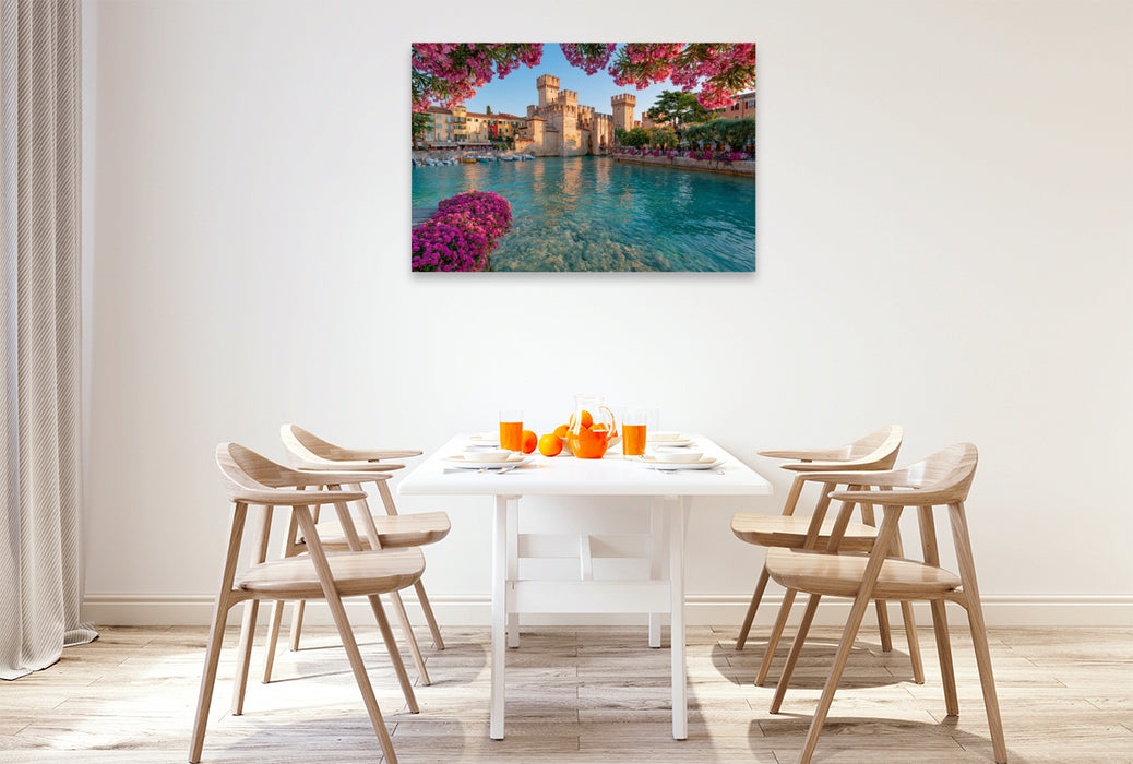 Premium Textil-Leinwand Sirmione – Frühlingsblüten an der Scaligerburg
