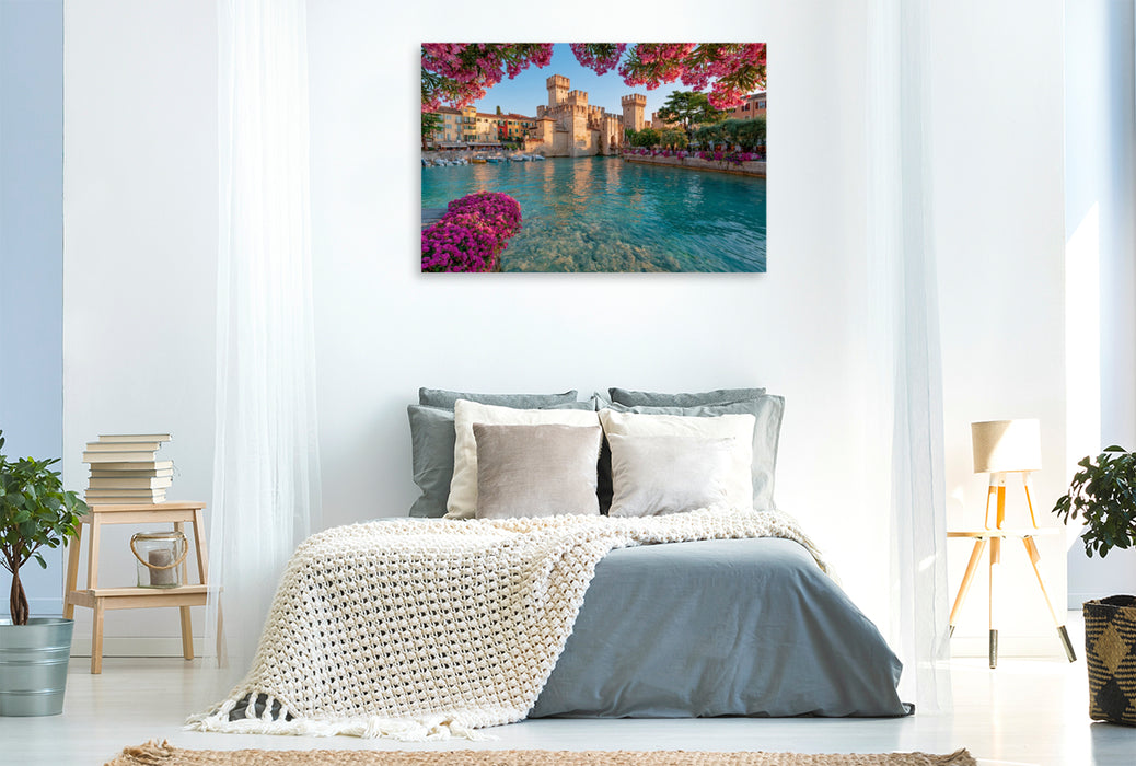 Premium Textil-Leinwand Sirmione – Frühlingsblüten an der Scaligerburg