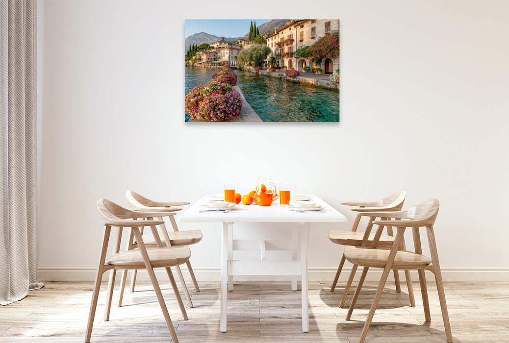Premium Textil-Leinwand Limone sul Garda – Spätsommerliche Idylle an der Seepromenade