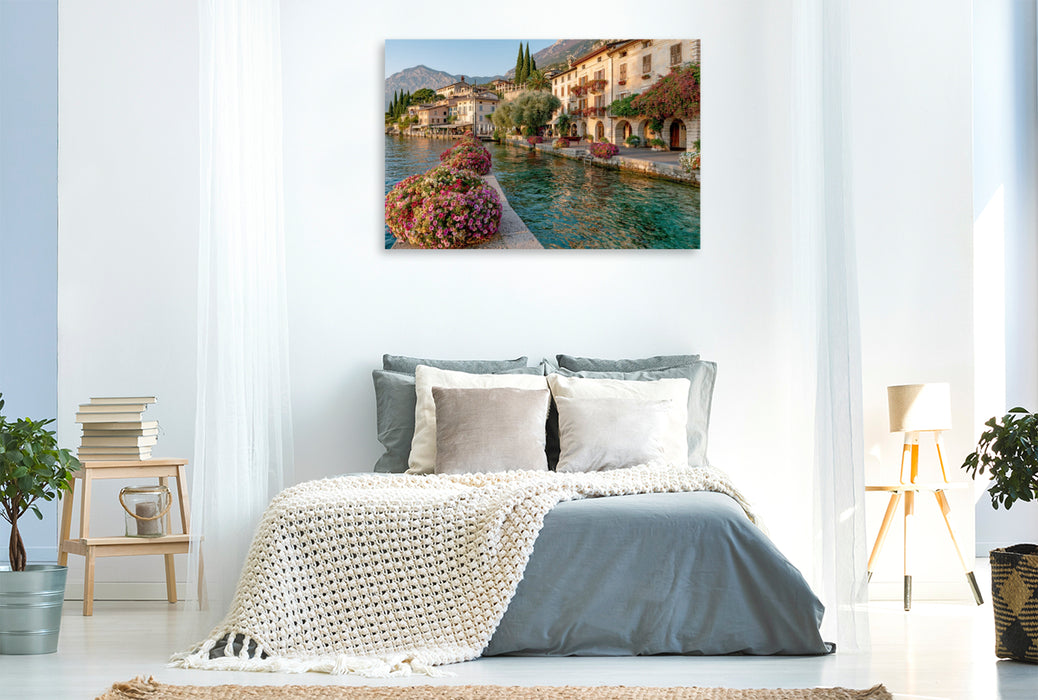 Premium Textil-Leinwand Limone sul Garda – Spätsommerliche Idylle an der Seepromenade