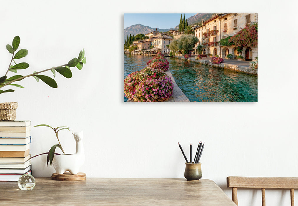 Premium Textil-Leinwand Limone sul Garda – Spätsommerliche Idylle an der Seepromenade