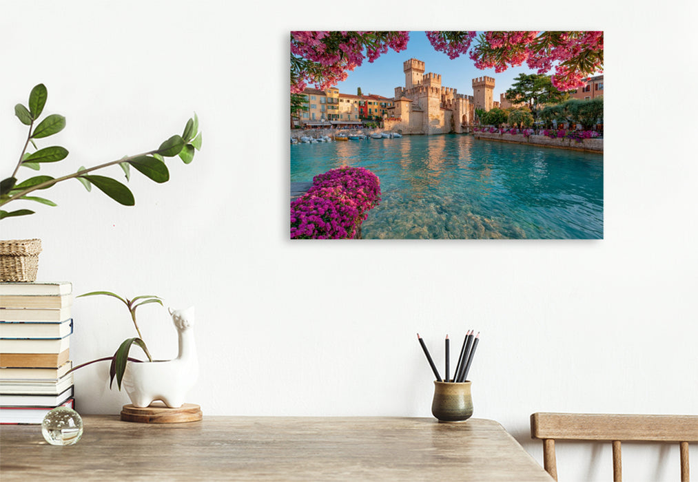 Premium Textil-Leinwand Sirmione – Frühlingsblüten an der Scaligerburg