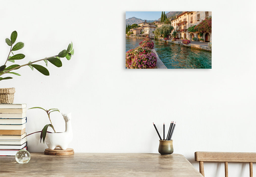 Premium Textil-Leinwand Limone sul Garda – Spätsommerliche Idylle an der Seepromenade