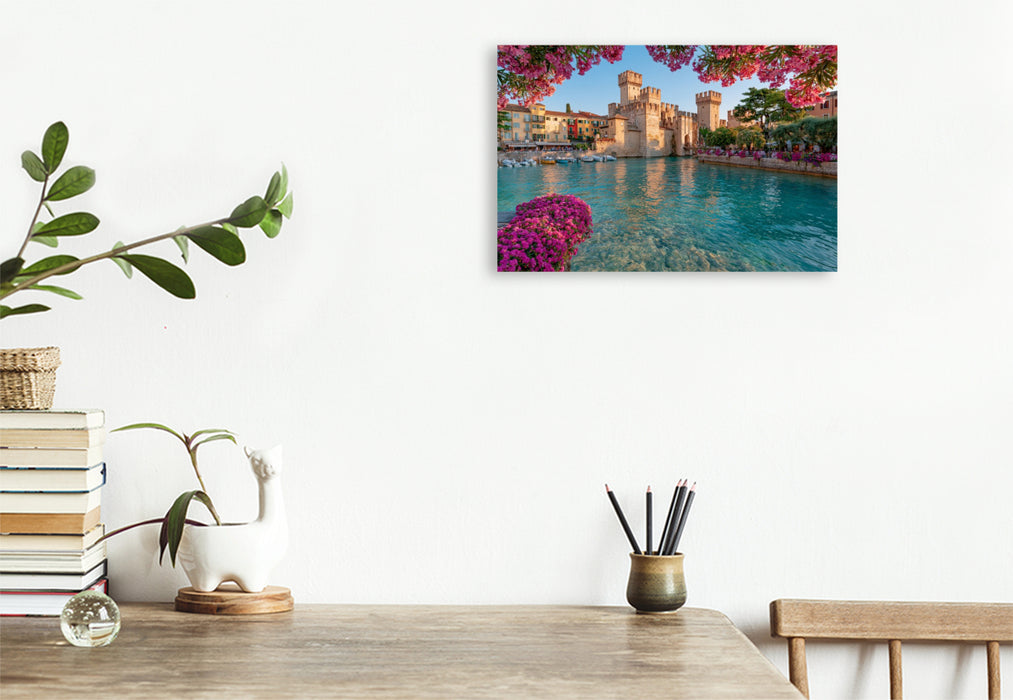 Premium Textil-Leinwand Sirmione – Frühlingsblüten an der Scaligerburg