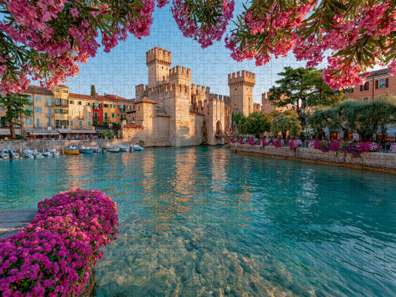 Sirmione – Frühlingsblüten an der Scaligerburg - CALVENDO Foto-Puzzle'