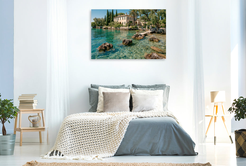 Premium Textil-Leinwand Punta San Vigilio – Mediterrane Eleganz am Lago di Garda