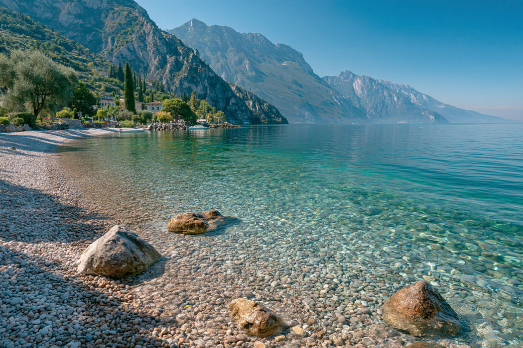 Premium Textil-Leinwand Gardasee – Sonniger Sommertag am Kiesstrand