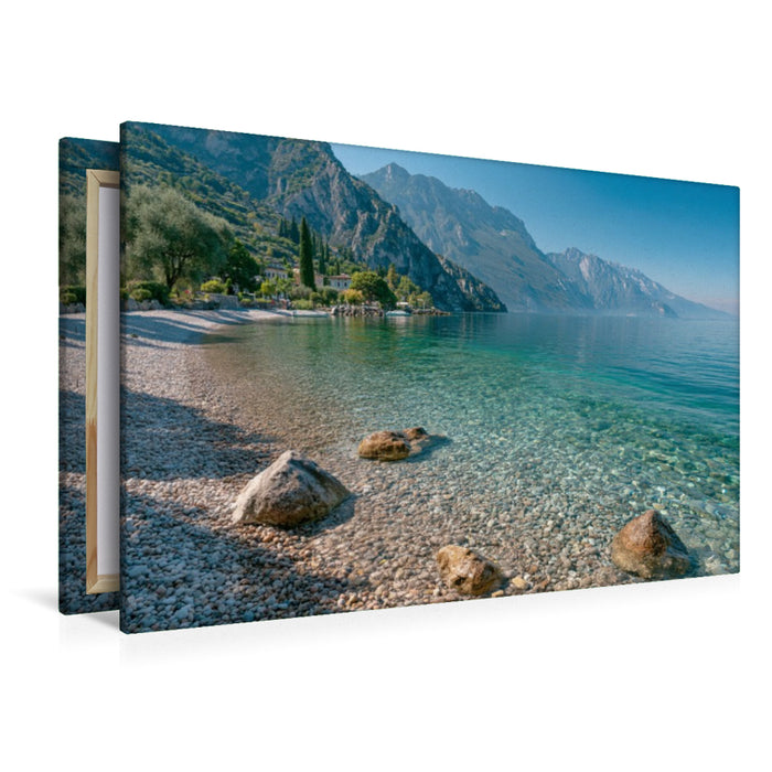 Premium Textil-Leinwand Gardasee – Sonniger Sommertag am Kiesstrand