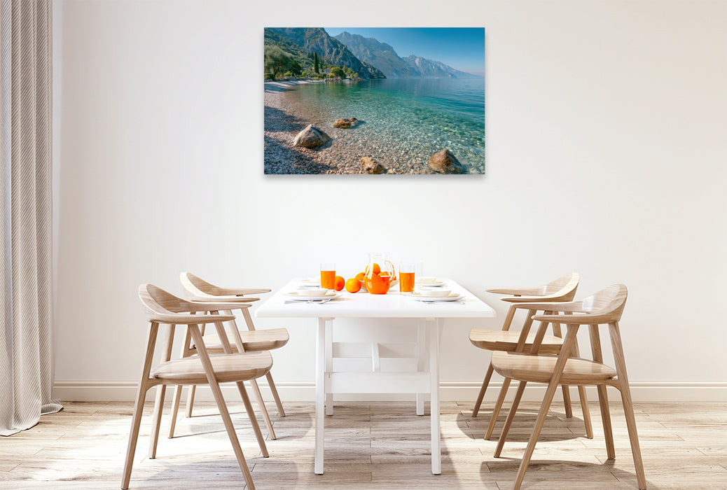 Premium Textil-Leinwand Gardasee – Sonniger Sommertag am Kiesstrand