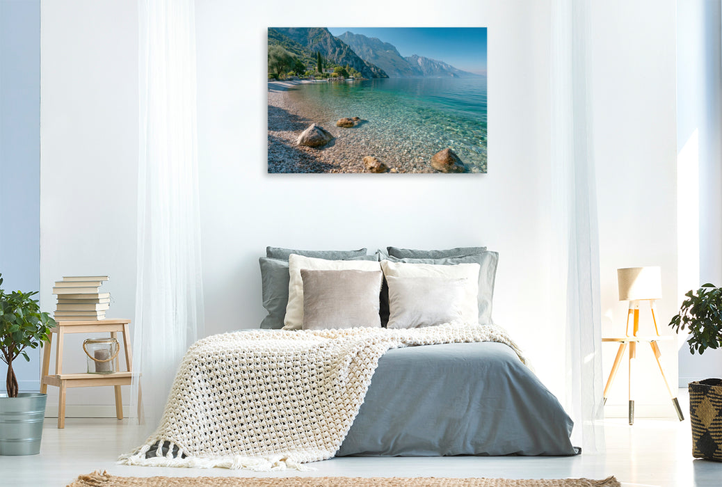 Premium Textil-Leinwand Gardasee – Sonniger Sommertag am Kiesstrand