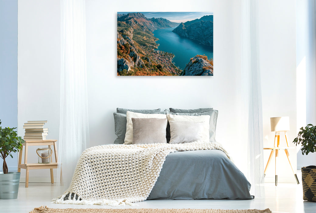 Premium Textil-Leinwand Monte Baldo – Blick über den Gardasee