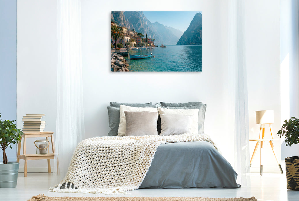 Premium Textil-Leinwand Nördlicher Gardasee – Winterliche Klarheit und alpine Ruhe
