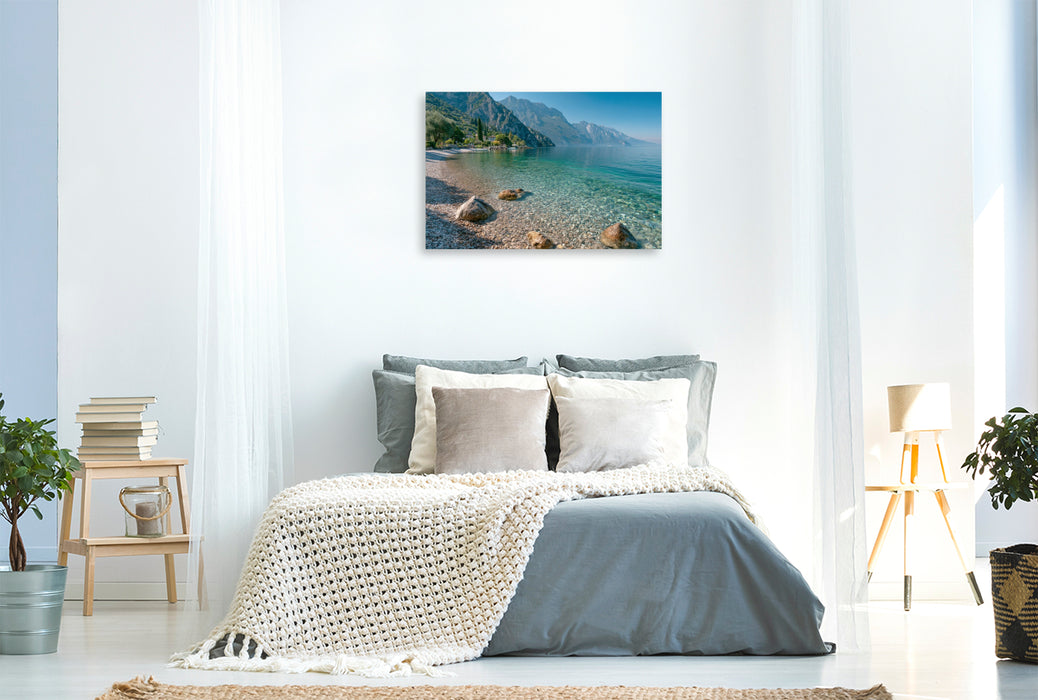 Premium Textil-Leinwand Gardasee – Sonniger Sommertag am Kiesstrand