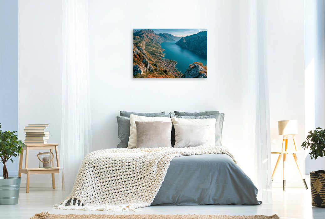 Premium Textil-Leinwand Monte Baldo – Blick über den Gardasee
