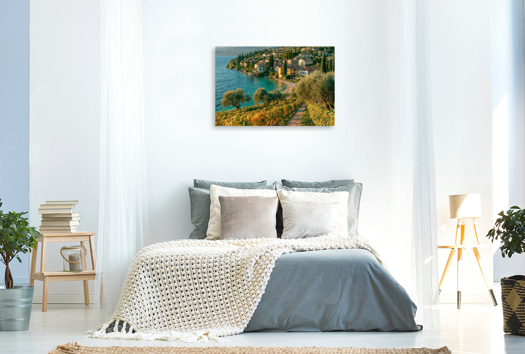 Premium Textil-Leinwand Gardasee – Goldener Herbst zwischen Weinbergen und Olivenhainen