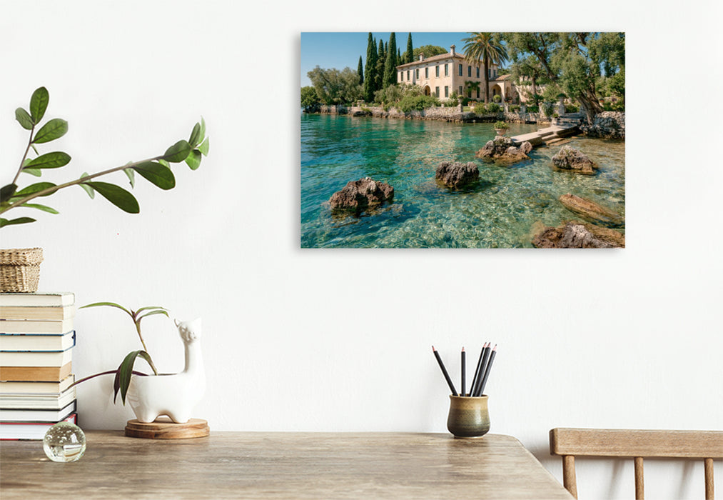 Premium Textil-Leinwand Punta San Vigilio – Mediterrane Eleganz am Lago di Garda