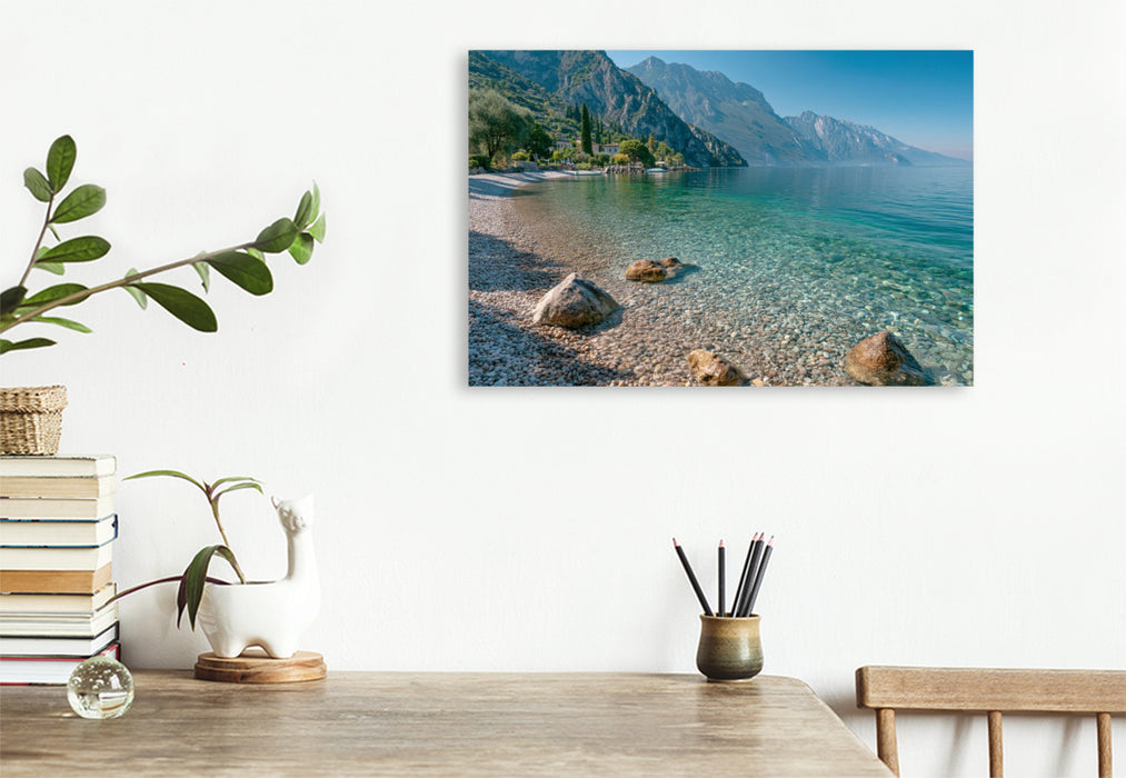 Premium Textil-Leinwand Gardasee – Sonniger Sommertag am Kiesstrand