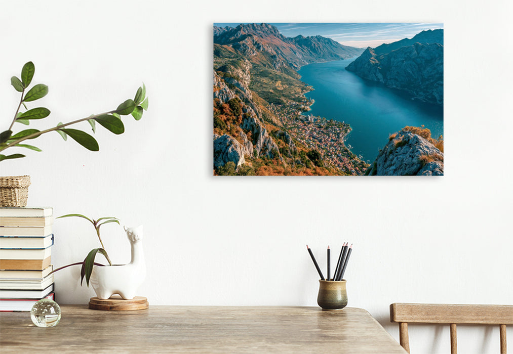 Premium Textil-Leinwand Monte Baldo – Blick über den Gardasee