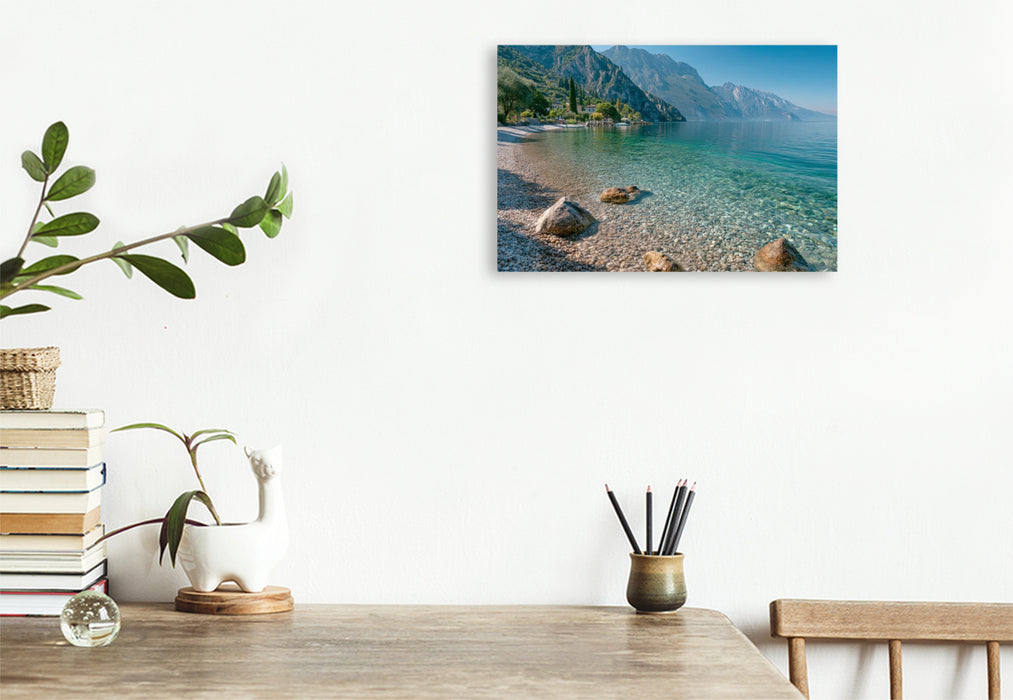 Premium Textil-Leinwand Gardasee – Sonniger Sommertag am Kiesstrand