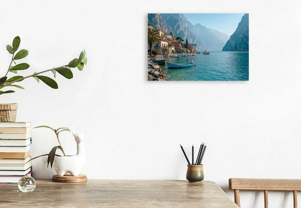 Premium Textil-Leinwand Nördlicher Gardasee – Winterliche Klarheit und alpine Ruhe