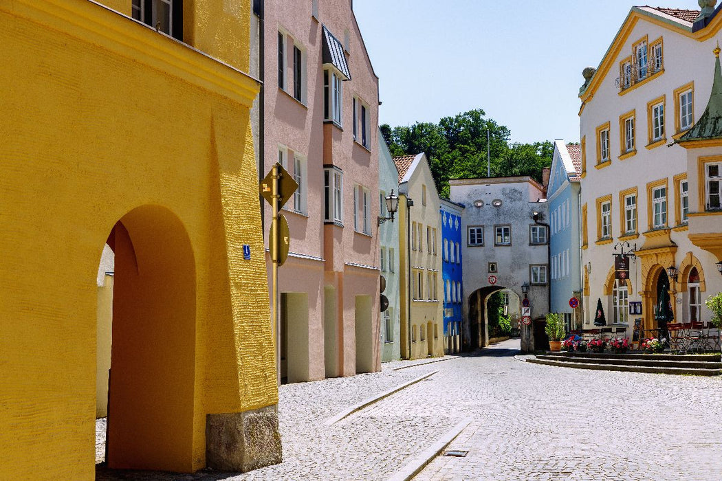 Premium Textil-Leinwand Markt Kraiburger Marktplatz mit Häusern im Inn-Salzach-Stil und Trostberger Tor