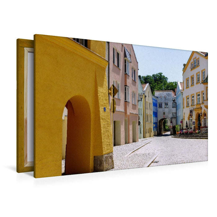 Premium Textil-Leinwand Markt Kraiburger Marktplatz mit Häusern im Inn-Salzach-Stil und Trostberger Tor