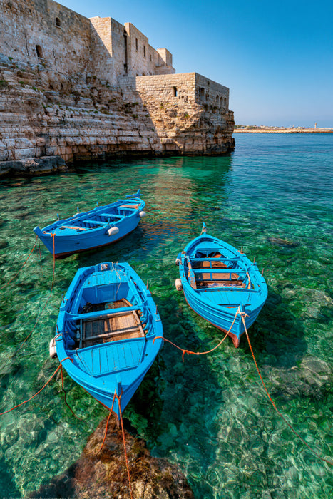 Premium Textil-Leinwand Monopoli, Apulien – Traditionelle Fischerboote im historischen Hafen