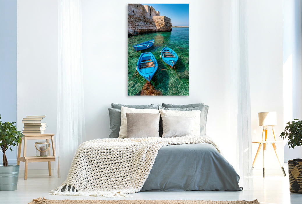 Premium Textil-Leinwand Monopoli, Apulien – Traditionelle Fischerboote im historischen Hafen