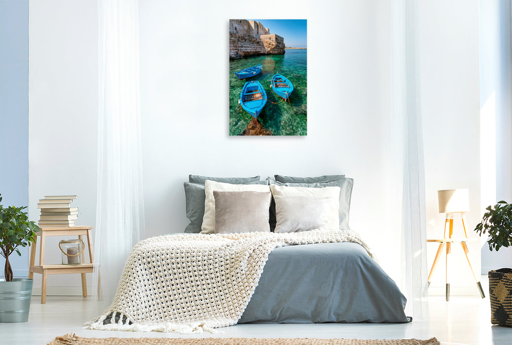 Premium Textil-Leinwand Monopoli, Apulien – Traditionelle Fischerboote im historischen Hafen