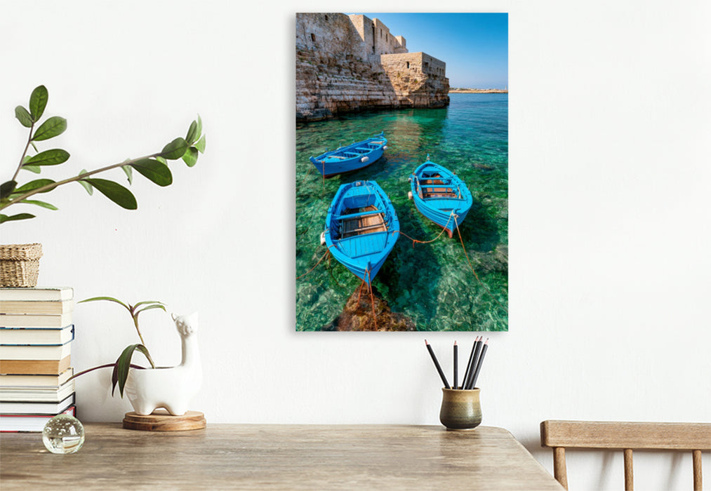 Premium Textil-Leinwand Monopoli, Apulien – Traditionelle Fischerboote im historischen Hafen