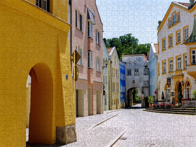 Markt Kraiburger Marktplatz mit Häusern im Inn-Salzach-Stil und Trostberger Tor - CALVENDO Foto-Puzzle'