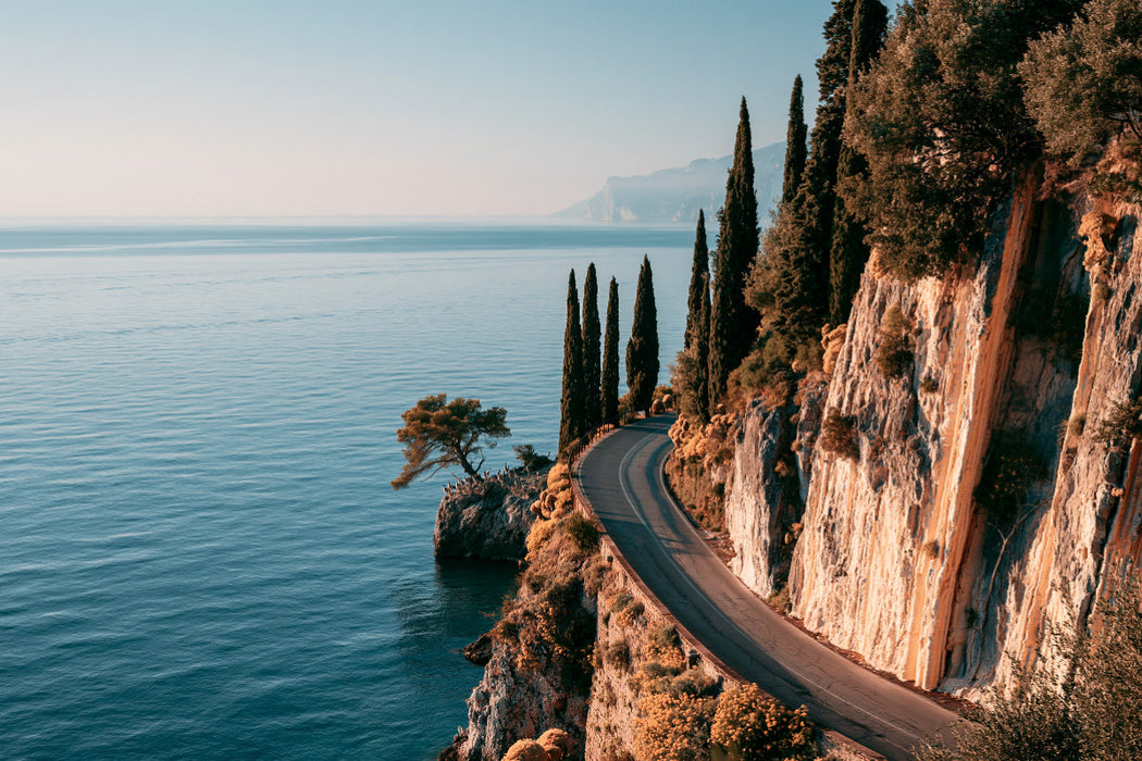 Premium Textil-Leinwand Toskana, Italien – Küstenstraße zwischen Zypressen und Meer