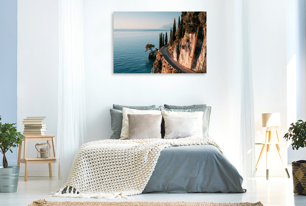 Premium Textil-Leinwand Toskana, Italien – Küstenstraße zwischen Zypressen und Meer