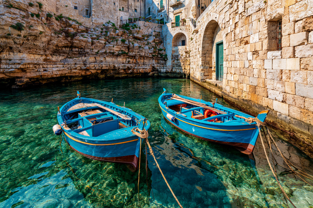 Premium Textil-Leinwand Monopoli, Apulien – Traditionelle Fischerboote im historischen Hafen