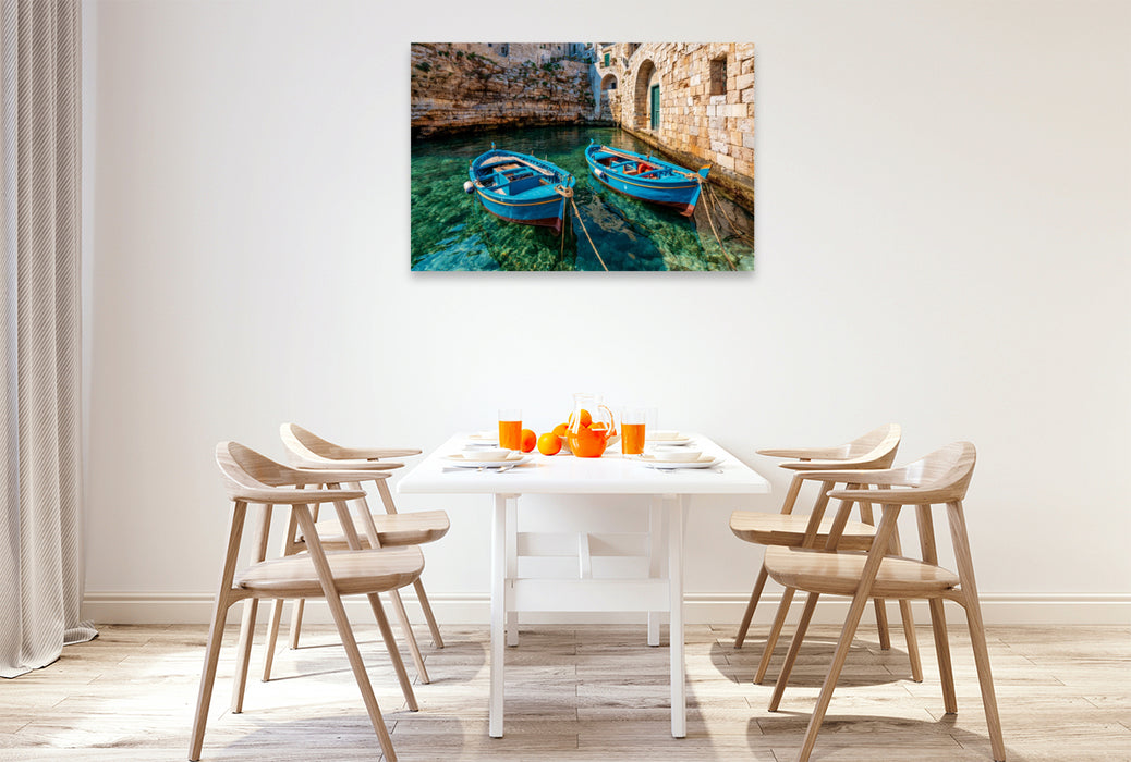 Premium Textil-Leinwand Monopoli, Apulien – Traditionelle Fischerboote im historischen Hafen
