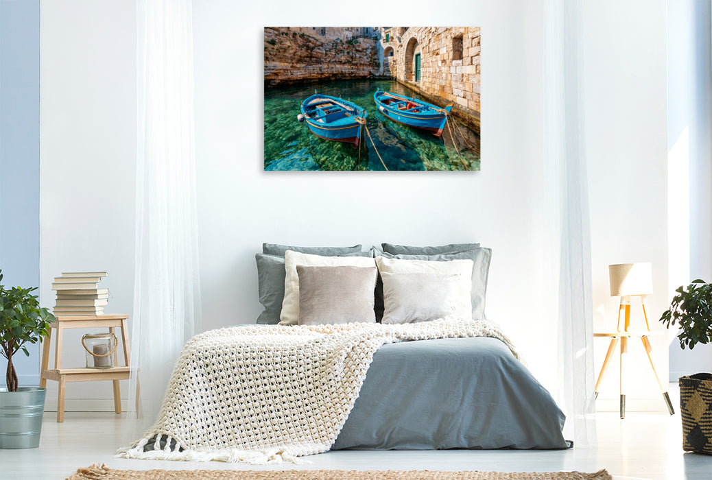 Premium Textil-Leinwand Monopoli, Apulien – Traditionelle Fischerboote im historischen Hafen