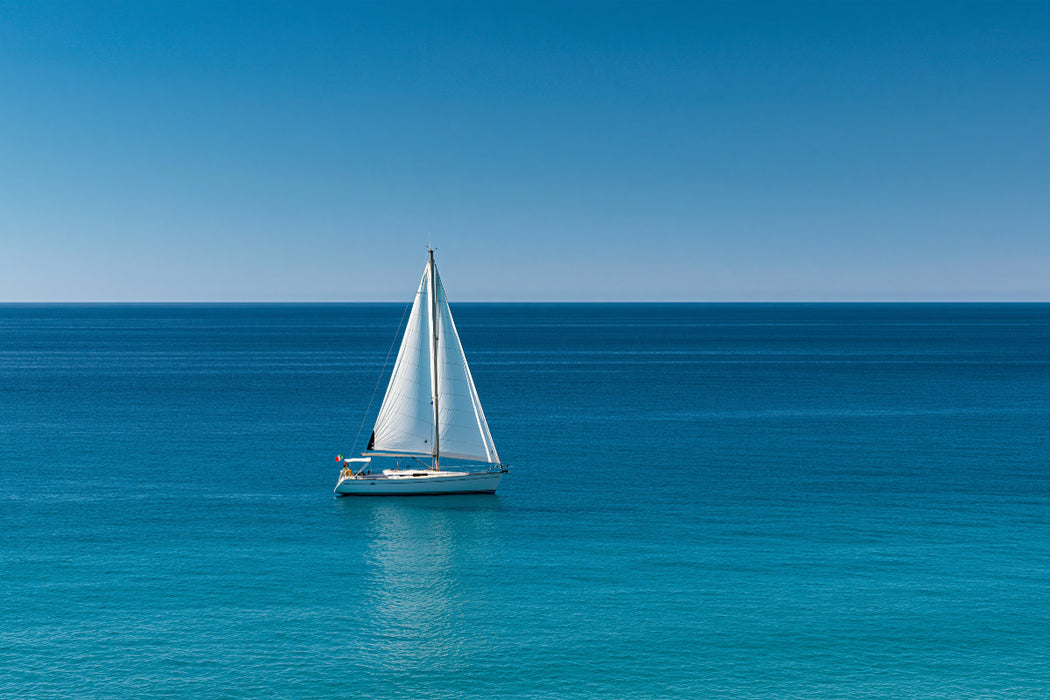 Premium Textil-Leinwand Tropea, Kalabrien – Einsames Segelboot auf türkisfarbenem Meer