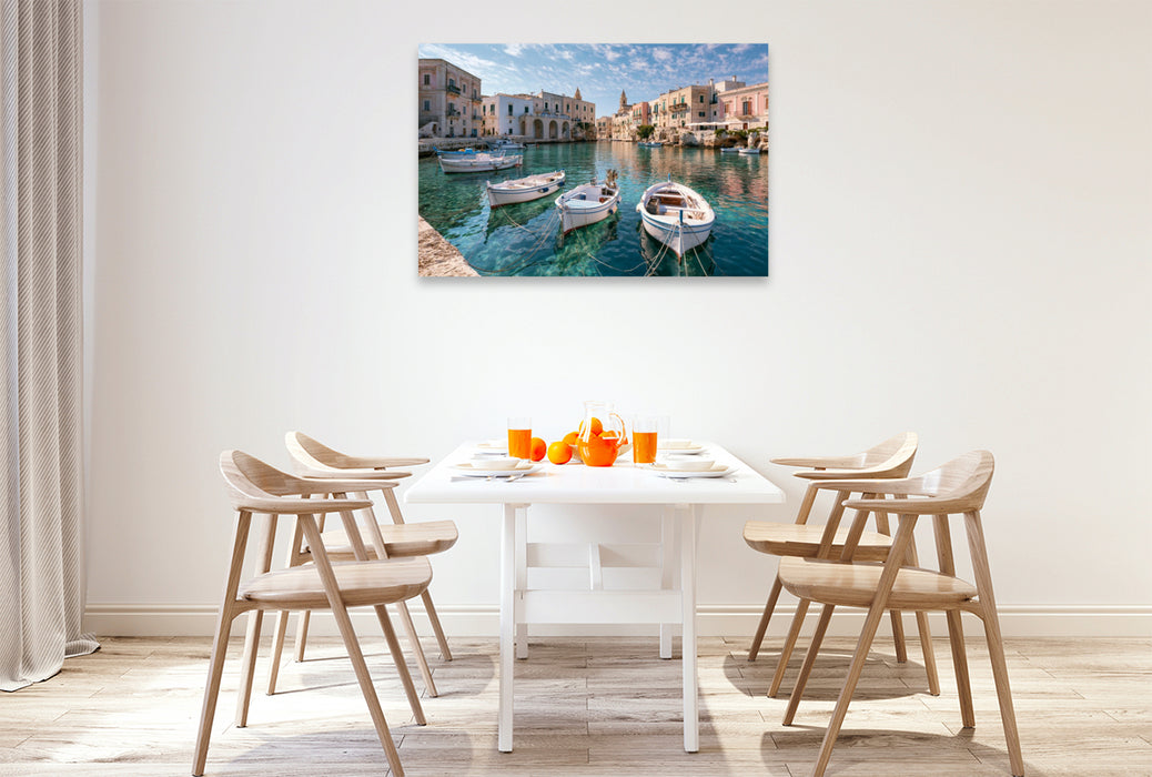 Premium Textil-Leinwand Sizilien, Italien – Kleine Boote im ruhigen Hafenbecken