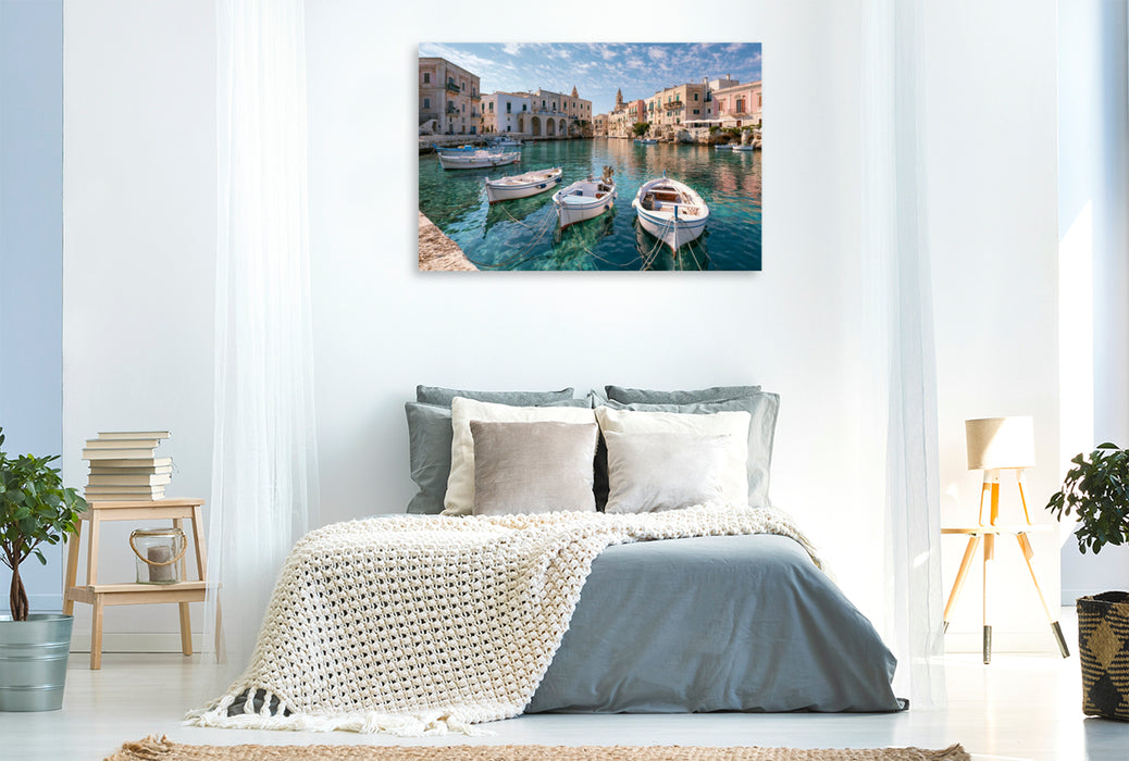 Premium Textil-Leinwand Sizilien, Italien – Kleine Boote im ruhigen Hafenbecken