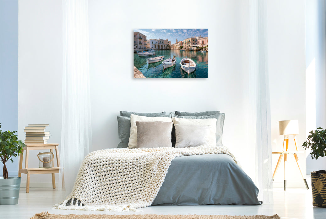 Premium Textil-Leinwand Sizilien, Italien – Kleine Boote im ruhigen Hafenbecken