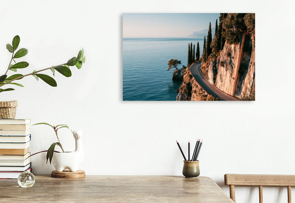 Premium Textil-Leinwand Toskana, Italien – Küstenstraße zwischen Zypressen und Meer