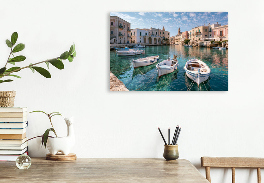 Premium Textil-Leinwand Sizilien, Italien – Kleine Boote im ruhigen Hafenbecken