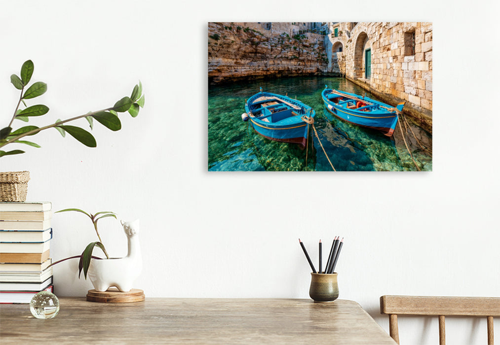 Premium Textil-Leinwand Monopoli, Apulien – Traditionelle Fischerboote im historischen Hafen