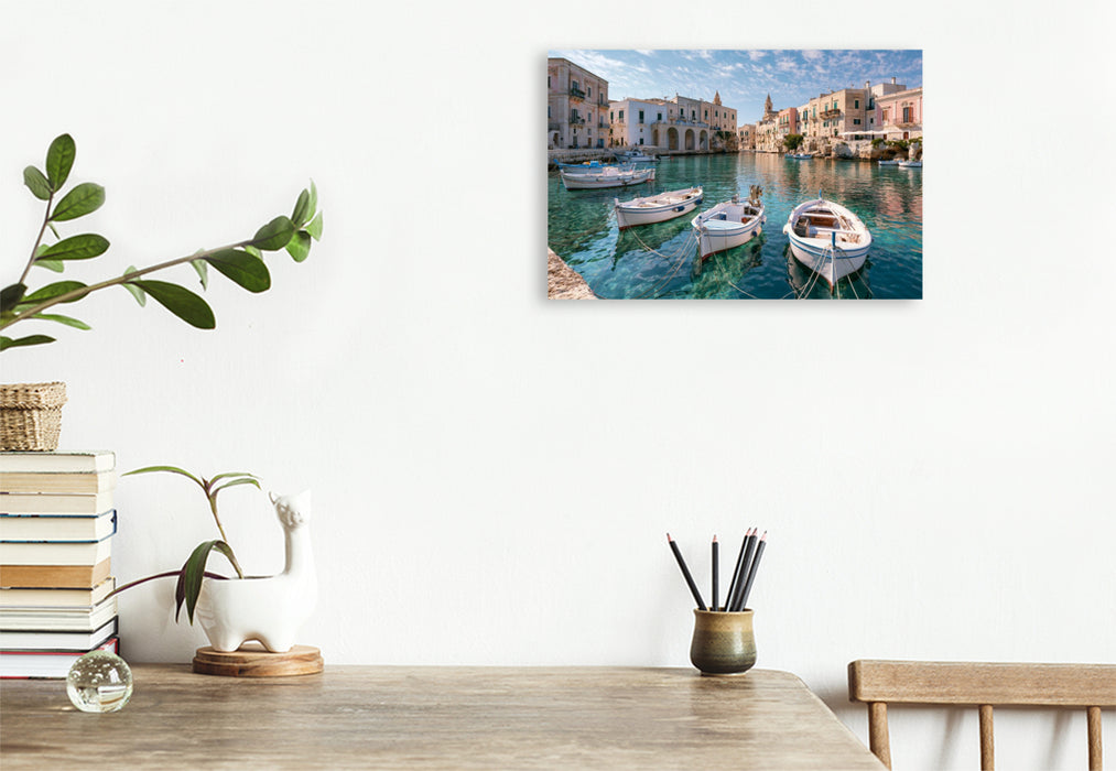 Premium Textil-Leinwand Sizilien, Italien – Kleine Boote im ruhigen Hafenbecken