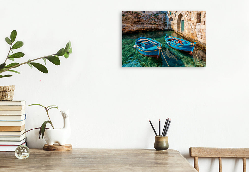 Premium Textil-Leinwand Monopoli, Apulien – Traditionelle Fischerboote im historischen Hafen
